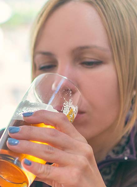 женщина пьет пиво из бокала