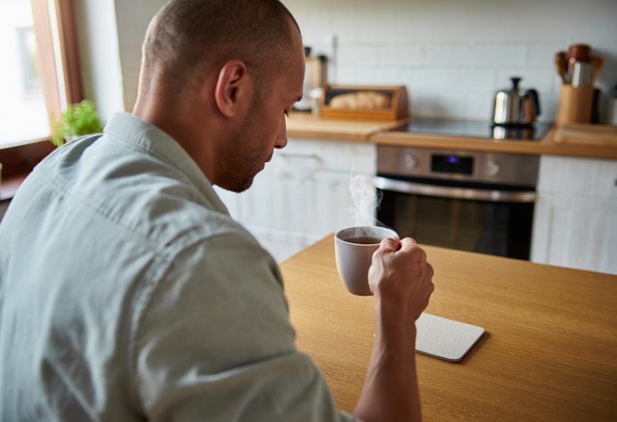 Мужчина пьет чай