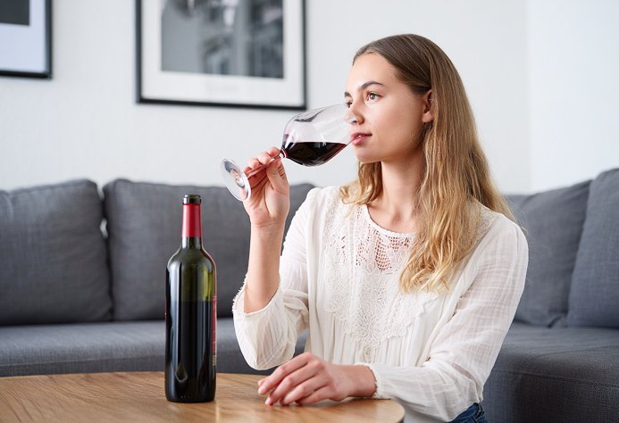 Женщина пьет вино
