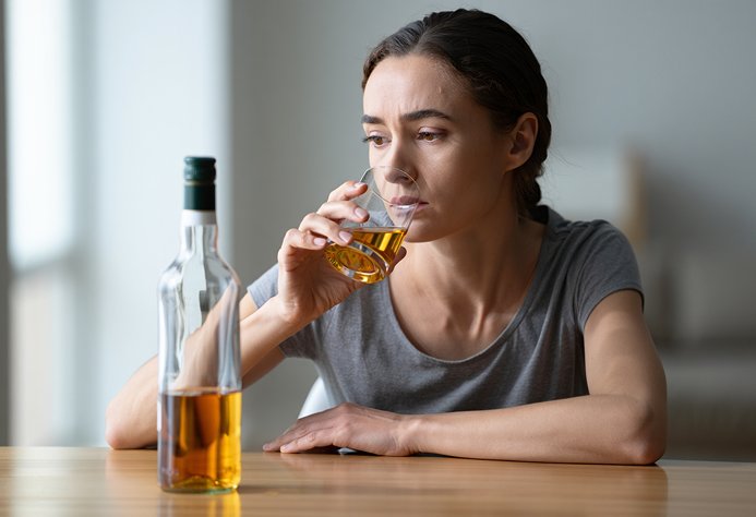 Женщина пьет алкоголь